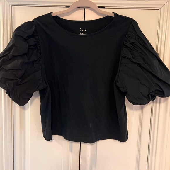Black top with puffy sleeves - Picture 3 of 6